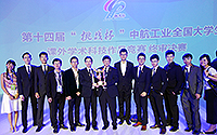 Group photo of Prof. Leung Kwong-sak (middle), teacher advisor of the CUHK competition team, together with Prof. Liao Wei Hsin, Associate Dean of Faculty of Engineering, and prize winners of the Challenge Cup